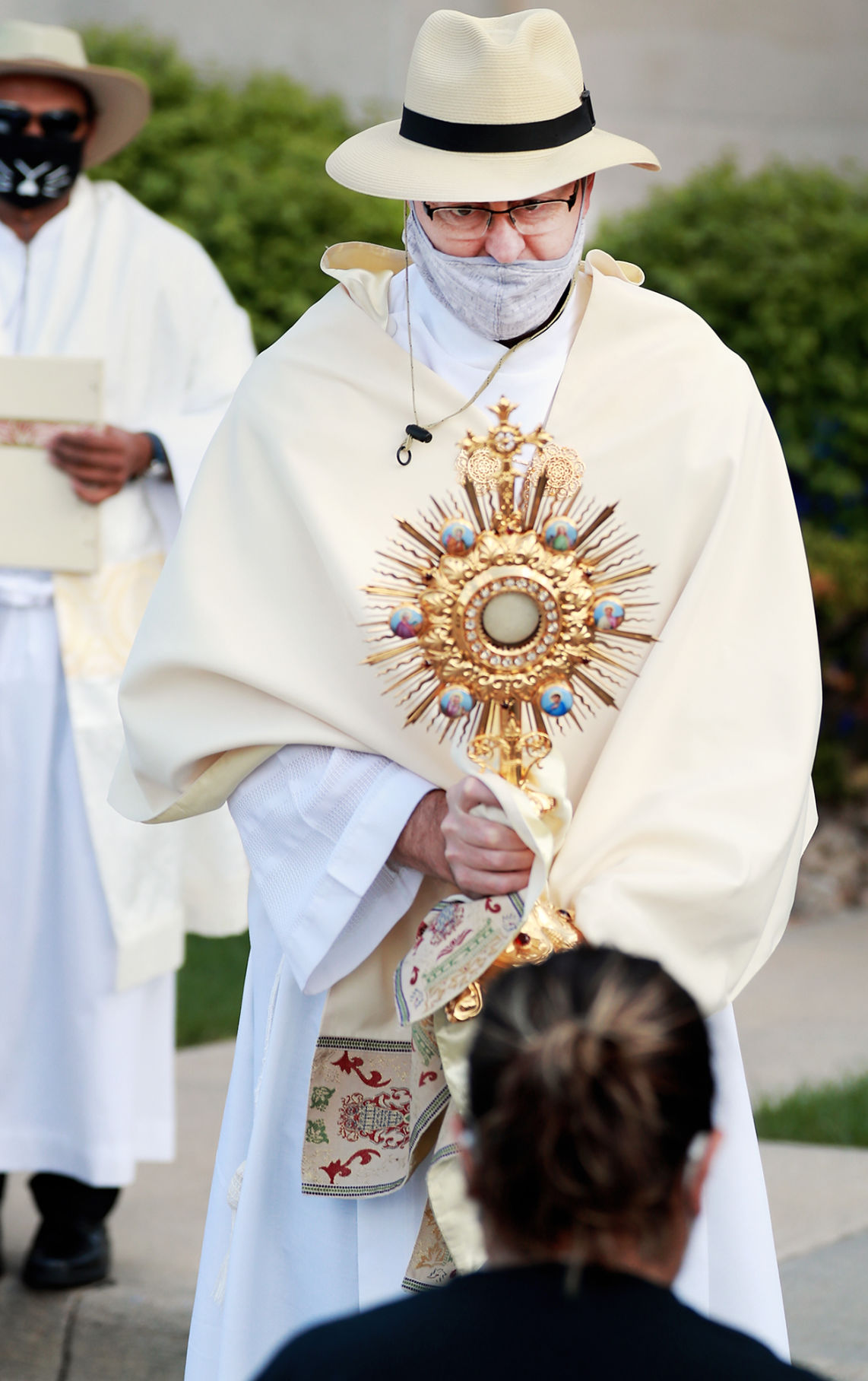 050720_EucharisticProcession001_bjs.JPG